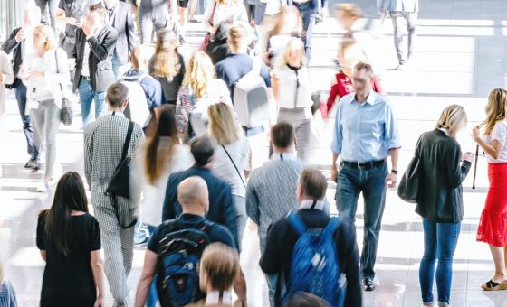 حشد من الناس