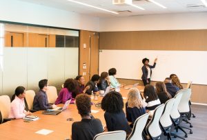 مقدم العرض في اللوحة البيضاء